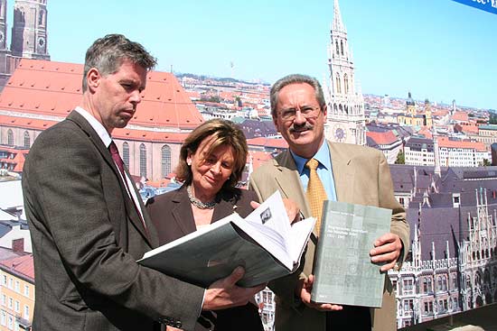 Dr. Andreas Heusler, Stadtarchiv München, Charlotte Knobloch, Präsidentin des Zentralrats der Juden in Deutschland und der Israelitischen Kultusgemeinde München und Oberbayern und Münchens OB Christian Ude stellten am 10.05.2007 den 2. Band des Gedenkbuches der Öffentlichkeit vor (Foto. MartiN Schmitz)